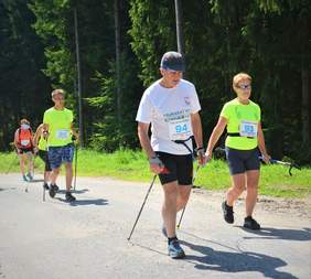Pokaż zdjęcie: Zawodnicy na trasie zawodów