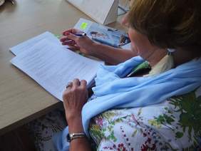 Dyrektor Kujawsko-Pomorskiego Oddziału PFRON - Aleksandra Gierej podczas podpisywania umów