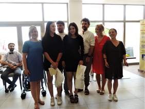 Pokaż zdjęcie: Uśmiechnięci uczestnicy Festiwalu wraz z instruktorami wokalnymi