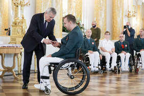 Pokaż zdjęcie: Wicepremier Piotr Gliński wręcza złotą odznakę dla Rafała Czupera.