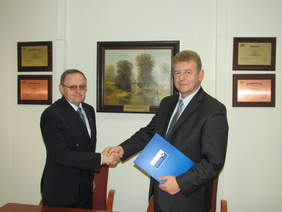 Pokaż zdjęcie: Od lewej: Andrzej Michalski Dyrektor Oddziału Świętokrzyskiego PFRON oraz Paweł Kaleta Dyrektor Oddziału ZUS w Kielcach 