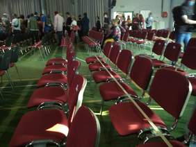 Pokaż zdjęcie: Obostrzenia wprowadzone przez Głównego Inspektora Sanitarnego, do dyspozycji zaproszonych był co drugi rząd krzeseł.  