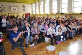 Pokaż zdjęcie: Sala gimnastyczna pełna uczestników Festynu