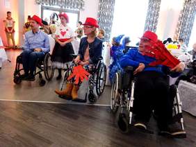 Przedstawiciele grupy "czerwonych kapeluszy" podczas występu