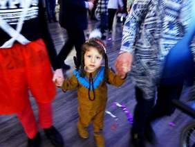 Mały Indianin podczas zabawy