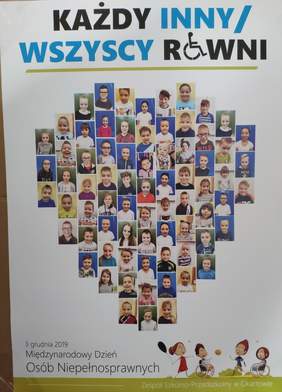 Pokaż zdjęcie: Plakat Serce utworzony ze zdjęć podopiecznych placówki