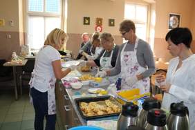 Pokaż zdjęcie: Zajęcia integracyjne dla rodzin osób niepełnosprawnych prowadzone w Warsztatach Terapii Zajęciowej w Piaskach