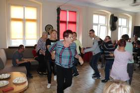 Pokaż zdjęcie: Zajęcia integracyjne dla rodzin osób niepełnosprawnych prowadzone w Warsztatach Terapii Zajęciowej w Piaskach