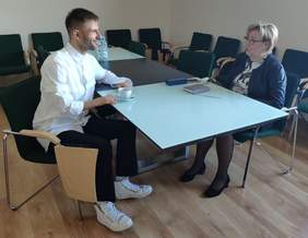 Pokaż zdjęcie: Tomasz Karcz oraz dyrektor Marta Mordarska 