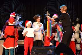 Pokaż zdjęcie: Misie i Tygryski odbierają nagrody ufundowane przez PFRON