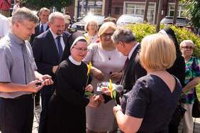 Pokaż zdjęcie: Dyrektor Oddziału Śląskeigo Jan Wroński przekazuje klucze do nowych samochodów