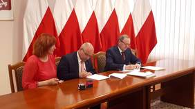 Pokaż zdjęcie: podpisanie umowy z powiatem opatowskim 