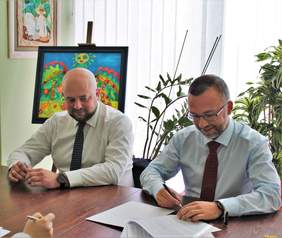 Pokaż zdjęcie: Od prawej: Starosta Świdnicki Łukasz Reszka, Wicestarosta Bartłomiej Pejo w trakcie podpisywania umowy