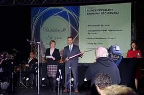 Pokaż zdjęcie: Wręczenie nagrody dla dla Biznesu Przyjaznego Ekonomii Społecznej 