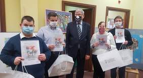 Pokaż zdjęcie: na zdjęciu: laureaci z 5DPS w Łodzi: Wojciech Zgoda, Grzegorz Staszkiewicz, Anna Zięba, Konrad Chruścielewski oraz Władysław Skwarka Dyrektor Oddziału Łódzkiego PFRON