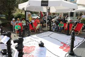 Pokaż zdjęcie: Festyn Przyjaźni „Tacy Sami” w Tczewie - stoisko malowania flagi