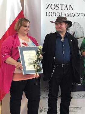 Pokaż zdjęcie: Stanisław Kmiecik - wyróżniony w kategorii Lodołamacz Specjalny odbiera nagrodę wraz z żoną Moniką