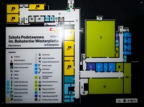 Pokaż zdjęcie: Po lewej stronie, od góry rozkład części pomieszczeń znajdujących się w Szkole Podstawowej w Czempiniu oraz pełna nazwa szkoły wraz z legendą opisującą poszczególne symbole znajdujące się na planie. Po prawej stronie rozkład pozostałych pomieszczeń.