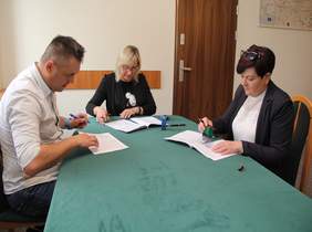 Pokaż zdjęcie: na zdjęciu: podpisanie umowy o dofinansowanie z PFRON przez władze miasta Brzeziny - Ilona Skipor Burmistrz oraz Sylwia Guzewicz Skarbnik w obecności przedstawiciela Oddziału Łódzkiego PFRON Przemysława Suligorskiego