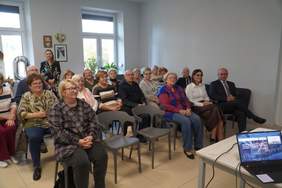 Pokaż zdjęcie: uczestnicy spotkania w Suchedniowie zasiadający na sali klubu seniora