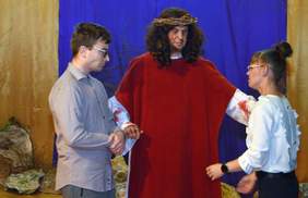 scena z misterium męki pańskiej, aktorzy w strojach adekwatnych do epoki