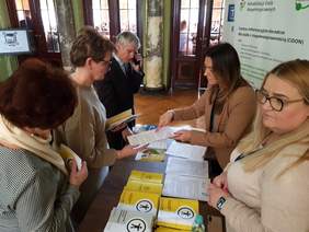 Pokaż zdjęcie: Przedstawicielki Oddziału Świętokrzyskiego PFRON udzielały informacji m.in. o dostępności 
