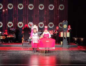 Pokaż zdjęcie: Aktorzy z niepełnosprawnością z PSONI Koło w Szczecinie ubrani w baśniowe, kolorowe stroje