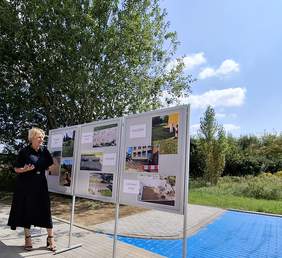 Pokaż zdjęcie: Widoczna tablica chronologiczna z postępami w budowie parkingu