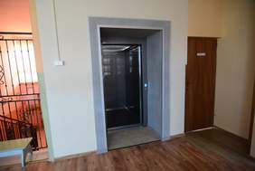 Pokaż zdjęcie: winda w SOSW w Dębnie