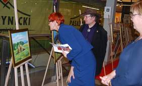 Pokaż zdjęcie: Stanisław Kmiecik opowiedział Minister Elżbiecie Rafalskiej o swoich obrazach