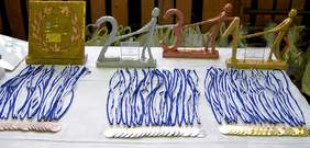 Medale, statuetki, wyróżnienia przyznawane laureatom konkursu.