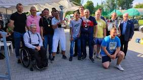Pokaż zdjęcie: Zwycięska drużyna turnieju Na Zielonej Murawie, szczęśliwi zawodnicy z pucharem