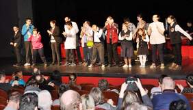 Artyści na scenie, podczas wystawiania sztuki