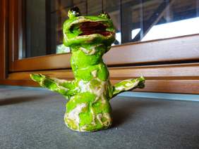 Praca, wystawiona na wernisażu - jakby żaba