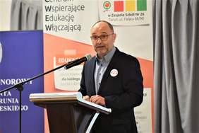Na wónicy przemawia Dyrektor Zespołu Szkół nr 26 w Toruniu – Marek Fuerst 