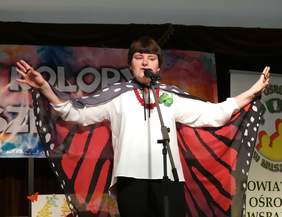 Pokaż zdjęcie: Wystepy artystyczne podczas Dnia Godności w Powiatowym Ośrodku Wsparcia w Muszynie