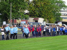 Uczestnicy Olimpiady zebrani na stadionie