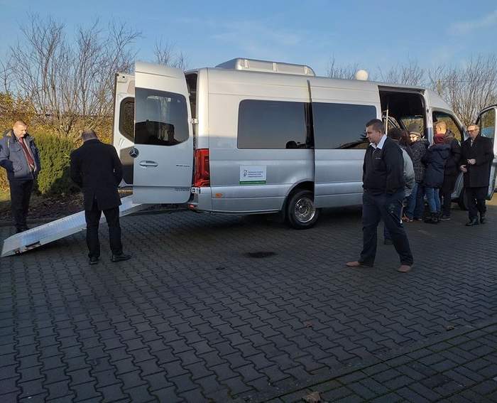 Pokaż zdjęcie: Uroczystość przekazania autobusu dla podopiecznych WTZ w Wapnie