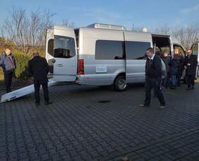 Pokaż zdjęcie: Uroczystość przekazania autobusu dla podopiecznych WTZ w Wapnie