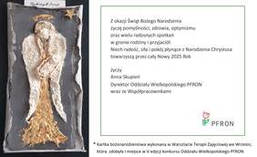 Pokaż zdjęcie: Karta świąteczna podzielona na dwie części. Po lewej stronie rękodzieło z aniołem, który podtrzymuje małe dziecko. Nad aniołem widoczna jest gwiazda oraz napis „Radosnych Świąt”. Druga część kartki wypełniona tekstem z życzeniami w zielonej ramce.