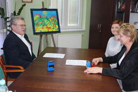 Pokaż zdjęcie: Alina Starek Prezes Stowarzyszenia i Lidia Chruściel Skarbnik, Jerzy Dębski Dyrektor Oddziału Lubelskiego PFRON