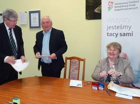 Pokaż zdjęcie: na zdjęciu:Dyrektor Oddziału Łódzkiego Władysław Skwarka, Dyrektor IMP w Łodzi prof. dr hab. med. Konrad Rydzyński oraz prof.dr hab. n. med. Alicja Bortkiewicz