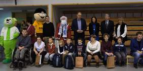 Pokaż zdjęcie: uczestnicy imprezy intergracyjnej oraz laureaci