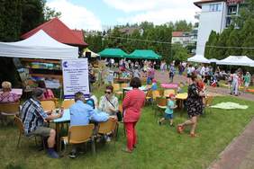 Pokaż zdjęcie: Na festynie wystawione były m.in. prace malarskie, oraz baner informujący o lekarzach przyjmujących w przychodni zdrowia działającej przy ośrodku.   