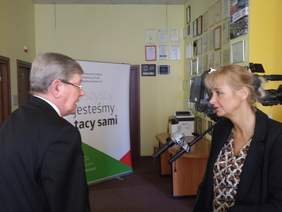 Pokaż zdjęcie: na zdjęciu: Władysław Skwarka Dyrektor Oddziału i  Anna Łukasik dziennikarka TVP 3
