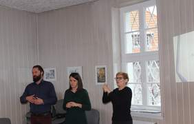 Pokaż zdjęcie: Tłumaczenie treści spotkania na język migowy