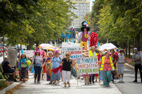 Pokaż zdjęcie: korowód kapeluszy
