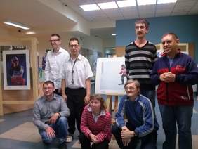 Nasi pomocnicy przy montażu wystawy - uczestnicy WTZ Ośrodka Najświętsze Serce Jezusa w Rudzie Śląskiej