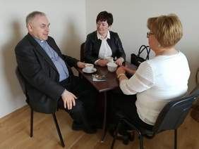 Pokaż zdjęcie: Od lewej: Ks. dr Stanisław Słowik – Dyrektor Caritas Diecezji Kieleckiej, Urszula Jarasz – kierownik Zespołu Placówek Caritas oraz Marta Mordarska - dyrektor Małopolskiego Oddziału PFRON