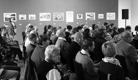 Pokaż zdjęcie: Zaproszeni goscie, na tle nagrodzonych prac